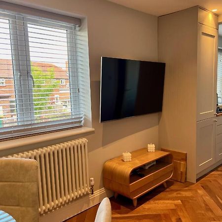 A Luxury 2 Bedroom Apartment Барнет Екстер'єр фото