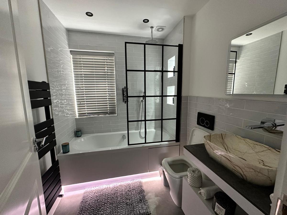 A Luxury 2 Bedroom Apartment Барнет Екстер'єр фото